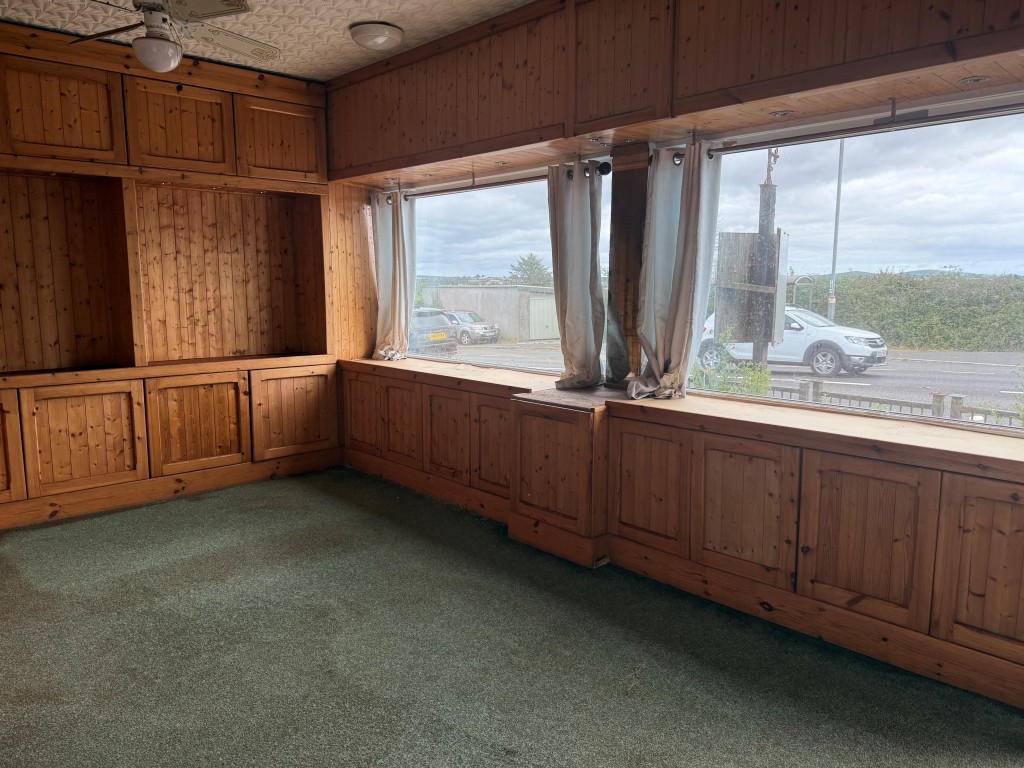 Lot: 62 - VACANT COMMERCIAL PROPERTY WITH POTENTIAL - Retail area